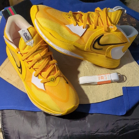 Nike Kyrie Low 5 Yellow and White Athletic Shoes Asking Only $80 WOW - Picture 1 of 6